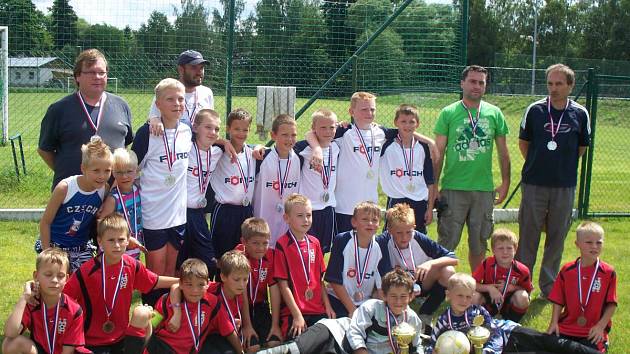 Hráči mladší i starší přípravky potěšili své trenéry ziskem medailí na krajském finále v Tachově.