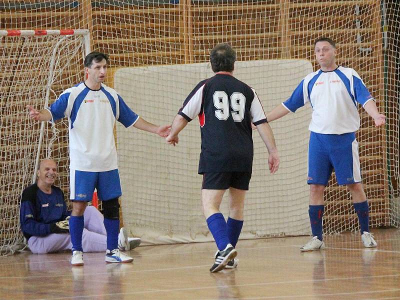 Zimní amatérská liga mužů: TJ Klatovy Lorenc (b) - FC Tučňáci, ST Smrk (ž) - PS Křeč.