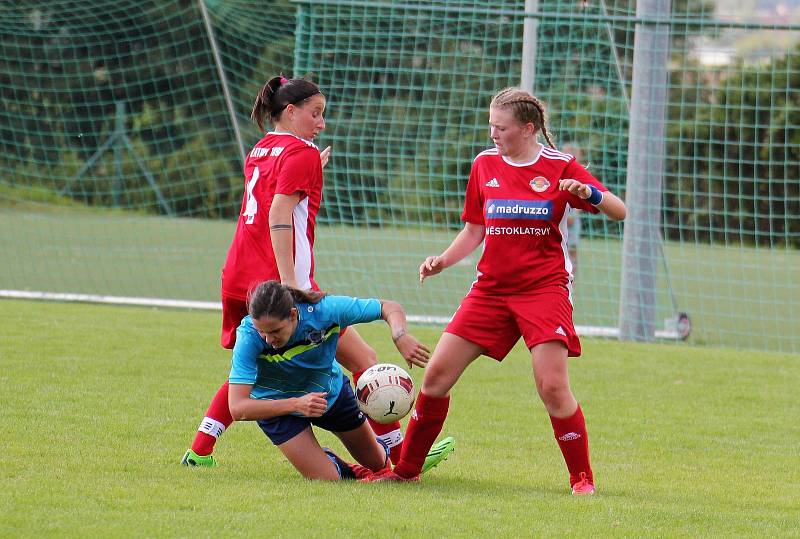 Na podzim fotbalistky SK Klatovy 1898 (červené dresy) porazily Borovany (modré dresy) 7:2. A uspěly i v nedělní odvetě, tentokrát 9:1.