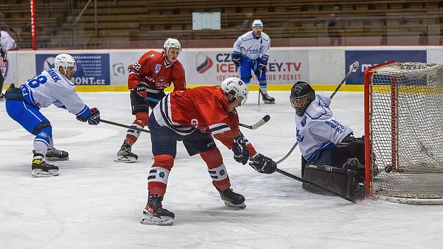 2. liga, skupina západ (nadstavba B, 3. kolo): SHC Klatovy (na snímku hráči v červených dresech) - HC Benátky nad Jizerou 5:4 po prodloužení.