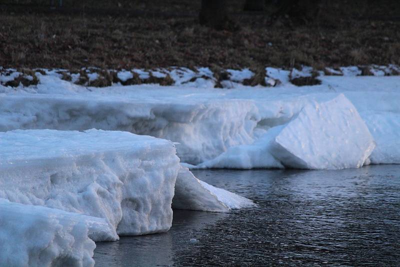 Ledové kry na Otavě v Sušici v únoru 2021.