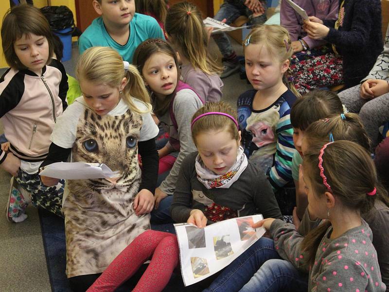 Beseda s vedoucí klatovského psího útulku Miloslavou Šeflovou v základní škole ve Školní ulici v Nýrsku