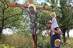 Svěcení obnoveného kříže na staré panské cestě z Myslovic do Obytců na Klatovsku.