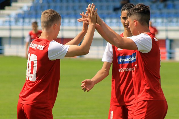 25. kolo krajského přeboru starších žáků: SK Klatovy 1898 (červení) - TJ START Luby (hráči v modrých dresech) 9:2 (4:2).