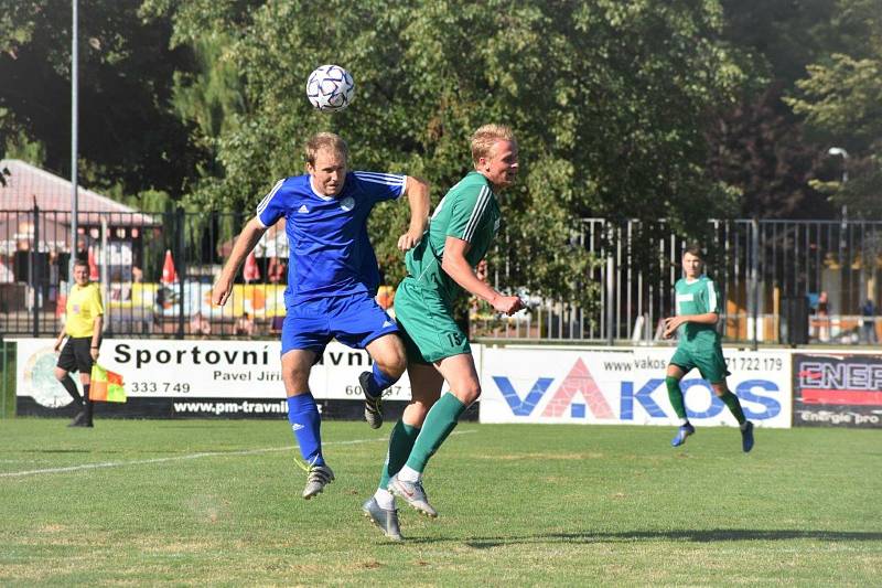 Fotbalisté TJ Sušice (na archivním snímku hráči v modrých dresech) deklasovali na domácím trávníku Bělou nad Radbuzou 6:2.