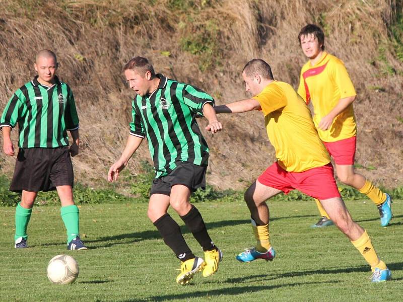 IV. třída: Dešenice (ve žlutém) - Neznašovy 7:3.