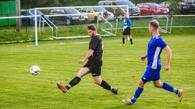 TJ Měcholupy (černí) versus SK Bolešiny (modří), archiv.