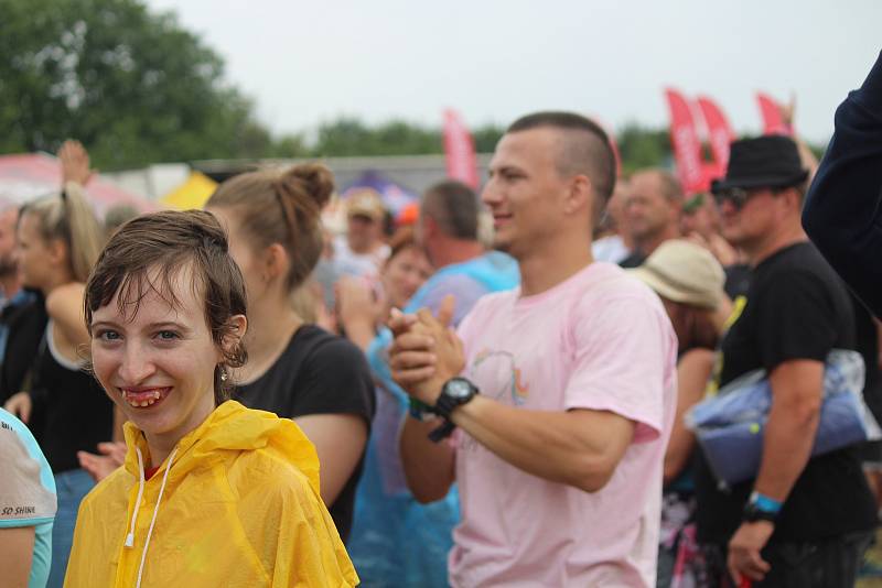 Tisíce návštěvníků zaplnilo v páteční odpoledne prostor u nádraží ve Švihově. Festival Hrady CZ přilákal fanoušky různých žánrů hudby. Foto: Deník/Lucie Kohoutová, Daniela Loudová