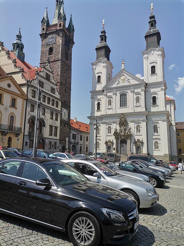 Vozy Mercedes-Benz na náměstí v Klatovech.