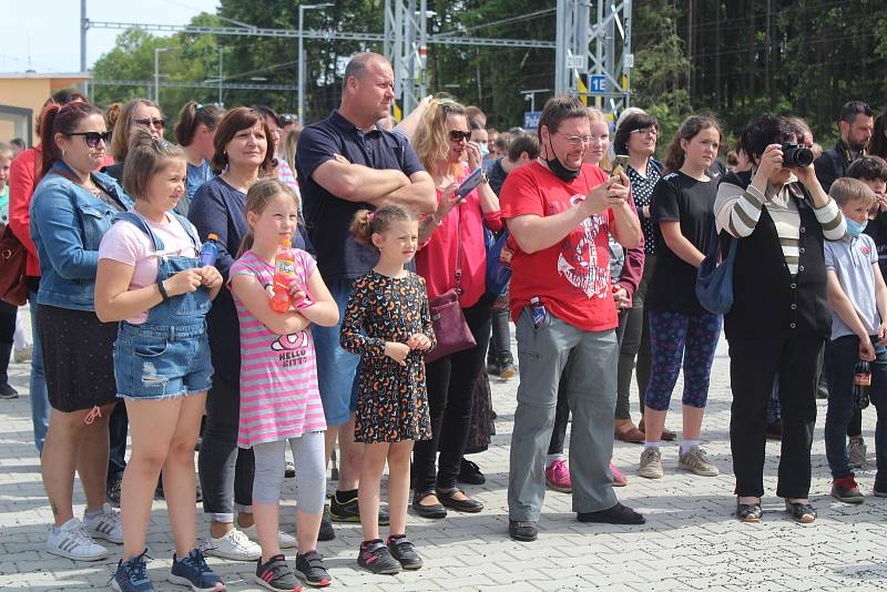 Slavnostní otevření podchodu v železniční stanici Pačejov.