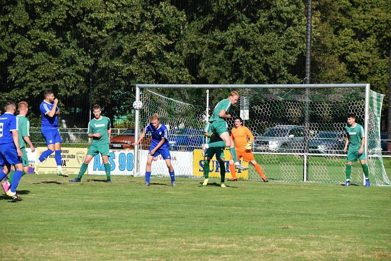 Fotbalisté TJ Sušice (na archivním snímku hráči v modrých dresech) deklasovali na domácím trávníku Bělou nad Radbuzou 6:2.