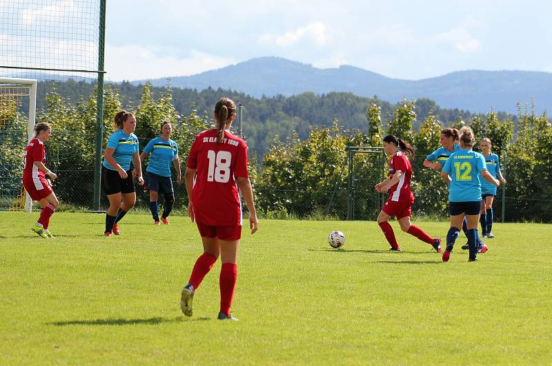 Na podzim fotbalistky SK Klatovy 1898 (červené dresy) porazily Borovany (modré dresy) 7:2. A uspěly i v nedělní odvetě, tentokrát 9:1.