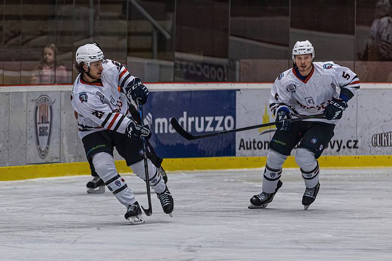 Hokejisté SHC Klatovy (na archivním snímku hráči v bílých dresech) podlehli Táboru (modří) i podruhé v sezoně. Znovu výsledkem 1:5, tentokrát však na jeho ledě.