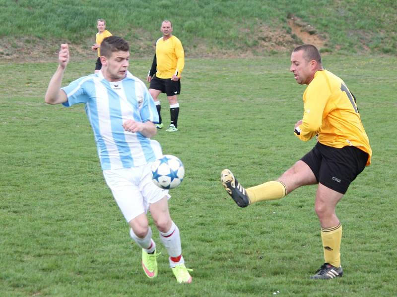 IV. třída skupina A: Nalžovské Hory (bílomodré dresy) - Spůle 1:0