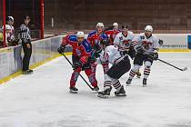Hokejisté HC Klatovy (na archivním snímku hráči v červených dresech) vyhráli v Tachově nad domácím HC Stadion Cheb B vysoko 12:1.
