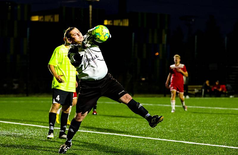 Fotbalisté TJ Start Luby (na archivním snímku hráči ve žlutých dresech) prohráli s rezervou Petřína 0:3. Ta rozhodla po pauze a slaví postup do krajského přeboru.