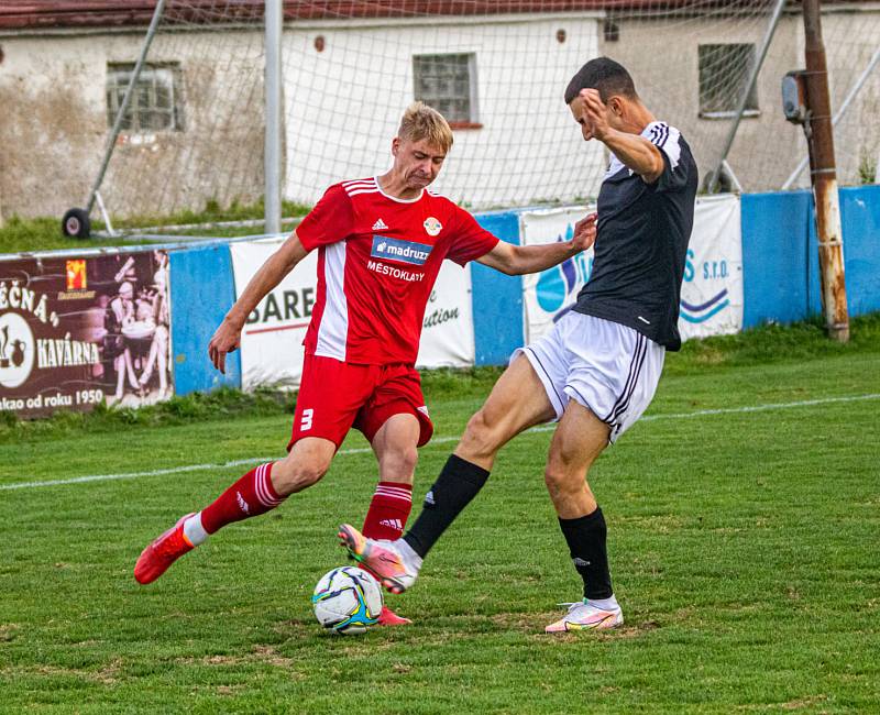 Fotbalisté SK Klatovy 1898 (na snímku hráči v červených dresech) nestačili na Petřín (černí), jemuž v domácím prostředí podlehli těsně 0:1.