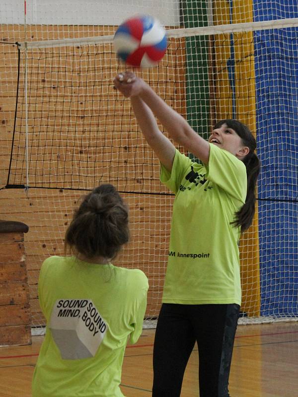 Okresní finále základních škol ve volejbalu 2018: ZŠ Čapkova Klatovy (čelem) - ZŠ Strážov