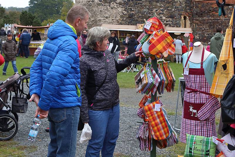 Jarmark na vodním hradě Švihov nabídl přehlídku originálních řemeslných produktů, tradiční pochutiny i program a dílny pro děti. Zájemci si mohli hrad prohlédnout při komentovaných prohlídkách nebo navštívit výstavu o pohádce Tři oříšky pro Popelku.