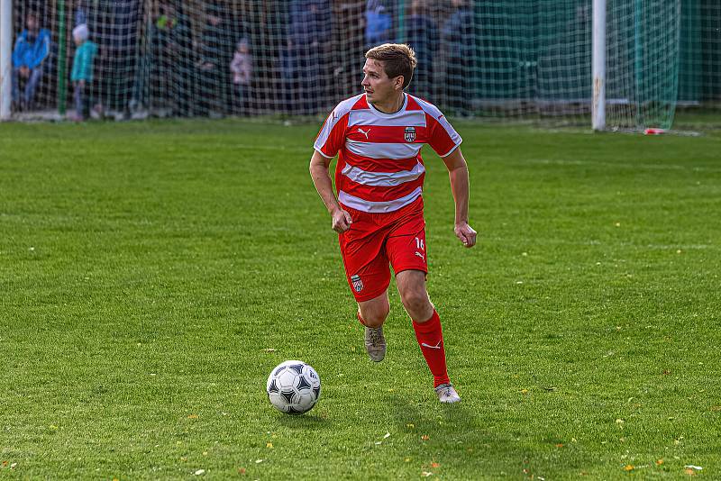 Fotbalisté FC Švihov (na archivním snímku hráči v červenobílých dresech) přejeli na domácím hřišti Tatran Dlouhá Ves 4:1.