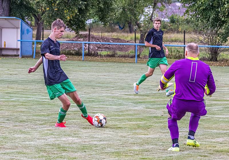 IV. třída, skupina A: SK Kovodružstvo Strážov B (černo-zelení) - Sokol Neznašovy (modré dresy) 1:3.