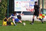 Fotbalisté Baníku Stříbro (na archivním snímku hráči v bílých dresech) porazili v odvetě FK Žákava 2:1 a radují se z udržení krajského přeboru.