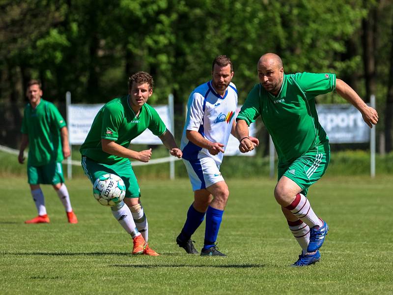 Z archivu: Fotbalisté TJ Žichovice (zelení) zůstávají na poslední příčce.