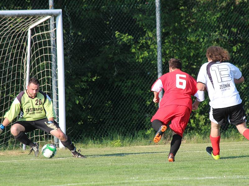 Z archivu Deníku: Fotbalistům Zavlekova (na snímku hráči v bílých dresech) se o víkendu nedařilo, na domácím hřišti podlehli Kvaseticím vysoko 0:7.