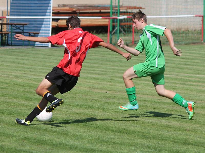 Luby (v červeném) zvítězily v krajské soutěži dorostu nad Hradešicemi 5:3