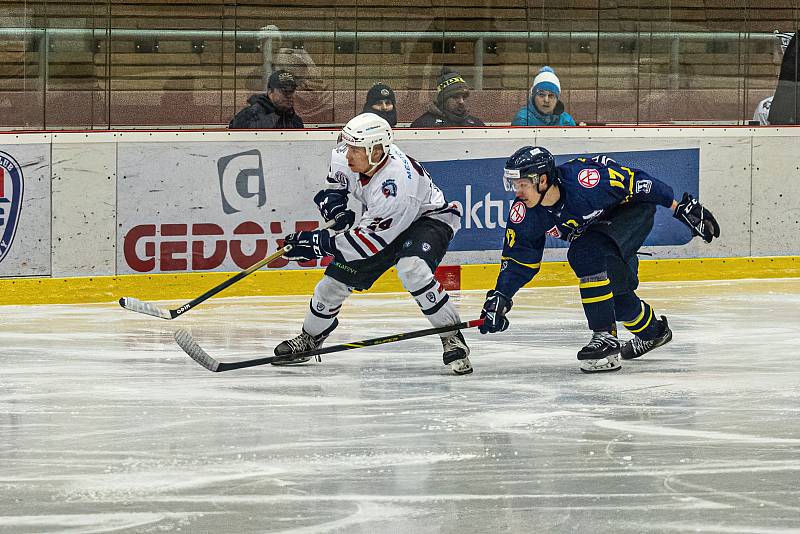 18. kolo západní konference 2. ligy: SHC Klatovy (na snímku hokejisté v bílých dresech) - HC Slovan Ústí nad Labem 0:2.