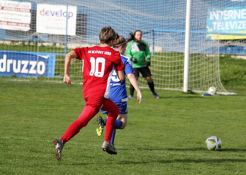 9. kolo divize žen, skupina C: SK Klatovy 1898 (na snímku fotbalistky v červených dresech) - TJ Jiskra Domažlice 1:1 (1:0).