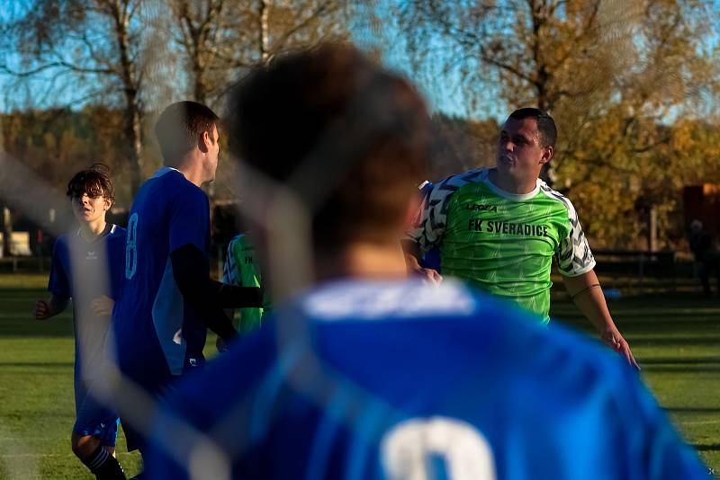 Fotbalisté FK Svéradice (na archivním snímku fotbalisté v zelených dresech) prohráli na závěr podzimní části sezony na půdě Losiné 1:4.