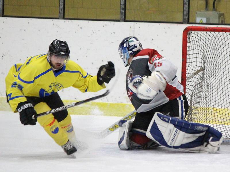 Krajská soutěž mužů 2016/2017 - čtvrtfinále play-off: HC Bidlo Malá Víska (šedé dresy) - Sokol Horní Lukavice 4:3 (samostatné nájezdy 2:1)