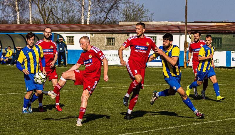 18. kolo divize A: SK Klatovy 1898 (červení) - Mariánské Lázně 3:2.