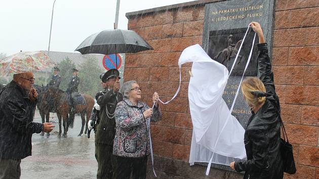 Odhalení pamětní desky na počest klatovským dragounům.