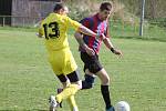 IV. třída: Neznašovy (ve žlutém) - Měčín B 0:2.