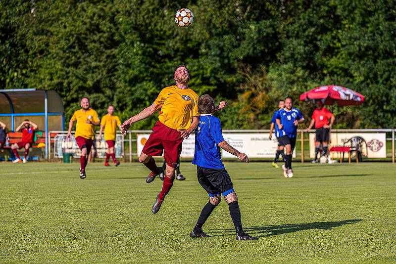 Zatímco úvodní utkání proti Chodskému Újezdu (modří) fotbalisté Janovic (žluté dresy) zvládli, odvetu už nikoliv. V příští sezoně si tak zahrají znovu jen okresní přebor.