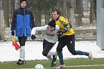 Zimní turnaj mužů v Sušici: Sušice (ve žlutém) - Horažďovice 1:1.