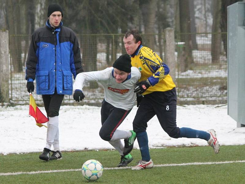 Zimní turnaj mužů v Sušici: Sušice (ve žlutém) - Horažďovice 1:1.