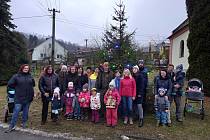 Předání ceny za vítězství v anketě O nejkrásnější vánoční strom Klatovska v Kozí.