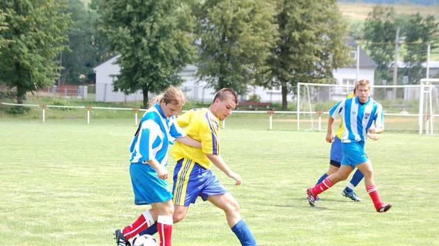 V prvním přátelském zápase letní přípravy prohráli  fotbalisté Mochtína (vpravo Roman Troch) se soupeřem z Blovic 0:1. 