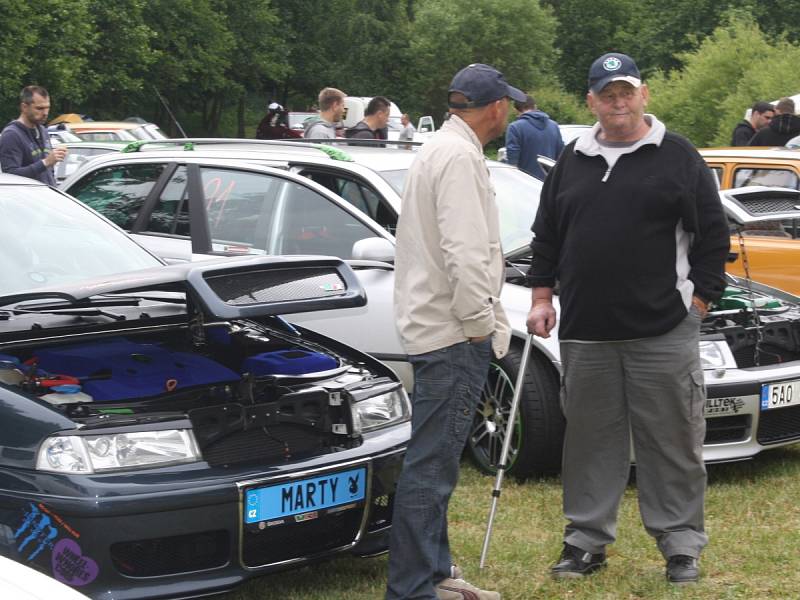 Sraz vozů Škoda v Běšinech