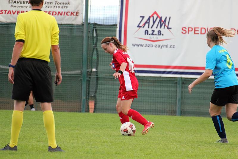 Na podzim fotbalistky SK Klatovy 1898 (červené dresy) porazily Borovany (modré dresy) 7:2. A uspěly i v nedělní odvetě, tentokrát 9:1.