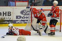 Hokejisté SHC Klatovy (v červeném) zdolali v sobotním utkání 38. kola Bruslaře 5:4 a postup play-off mají ve svých rukou.