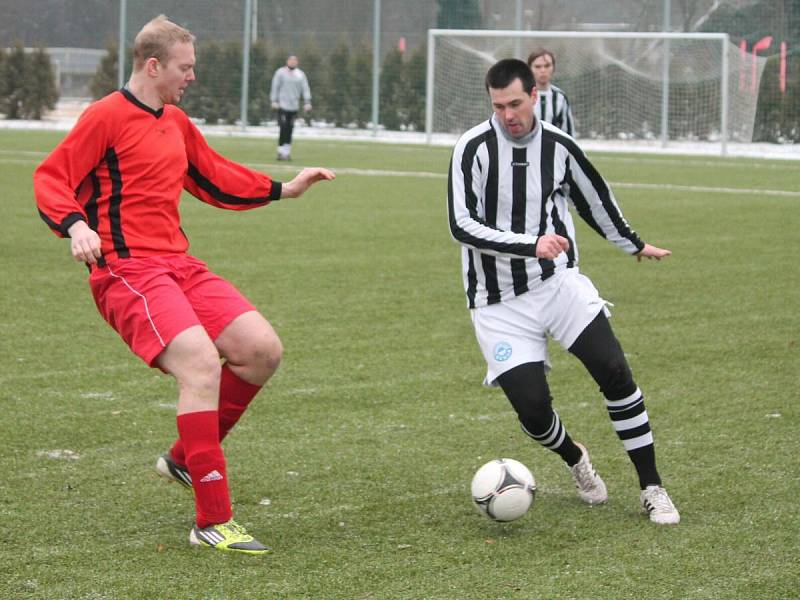 Zimní turnaj v Sušici: Nýrsko (v pruhovaném) - Luby 2:0.