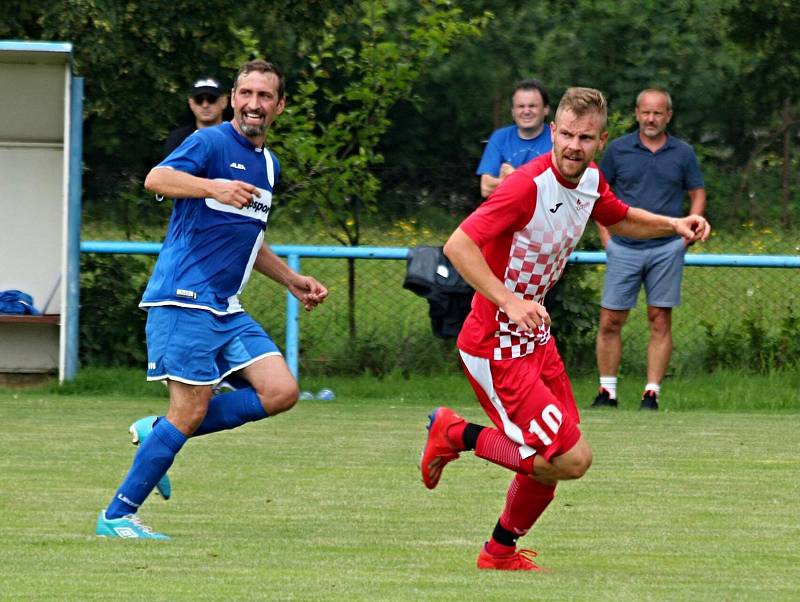 Strážovští (fotbalisté v modrých dresech) podlehli Mrákovu.