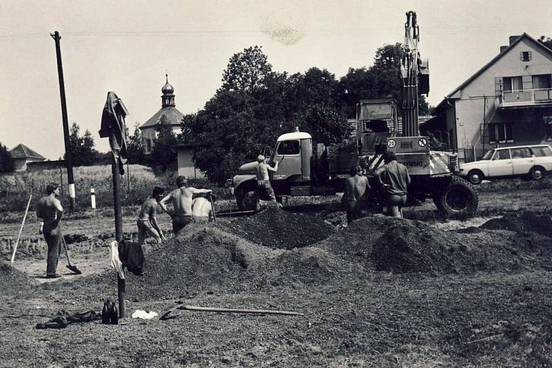 Fotografie z historie Makova, Měcholup, Němčic a Třebíšova.