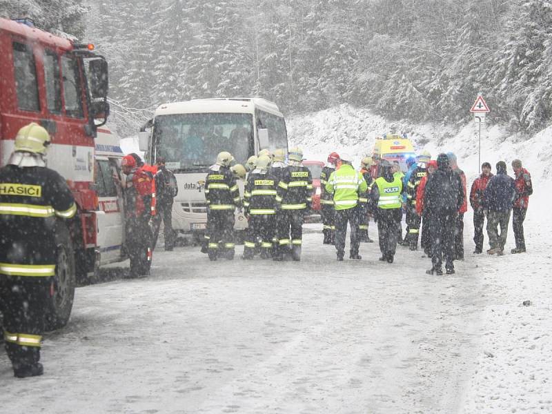 Nehoda autobusu plného dětí u Javorné