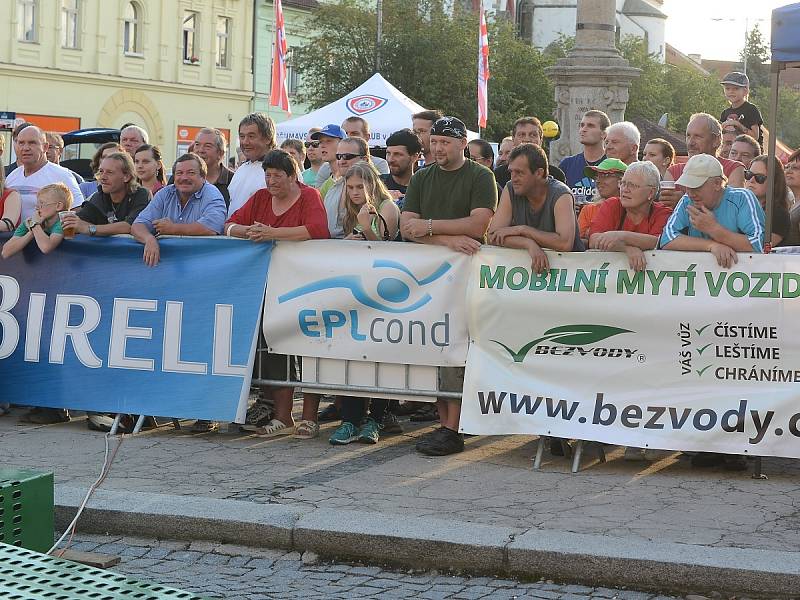 Posádky při předstartovní show a na tratích Rally Agropa