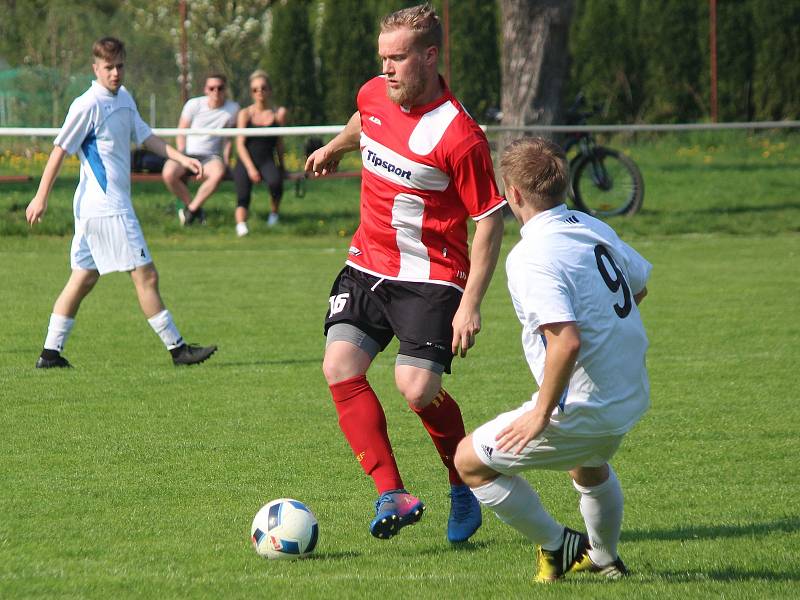 Záložní tým TJ Sušice (na archivním snímku hráči v bílých dresech) vyzrál na béčko Okuly Nýrsko, které porazil na jeho hřišti 4:2.